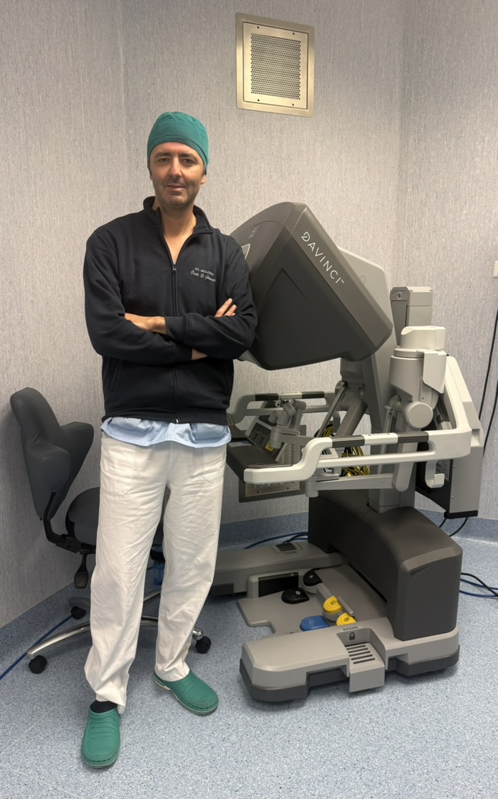 Dott. Giraudo accanto al robot chirurgico Da Vinci Xi