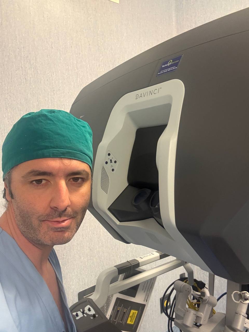 Il Dott. Davide Giraudo accanto al robot chirurgico Da Vinci Xi