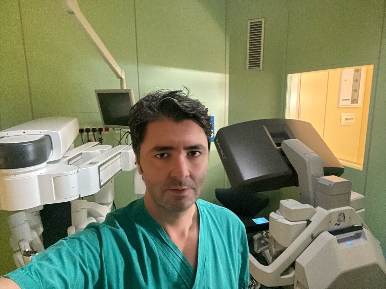 Il Dott. Davide Giraudo con il sistema robotico Da Vinci Xi in sala operatoria